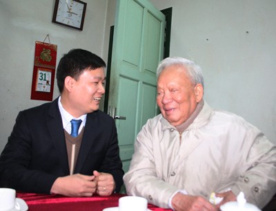 Ông Nguyễn Tiến Bình - Tổng biên tập báo Giáo dục Việt Nam chúc Tết Đại tướng Lê Đức Anh